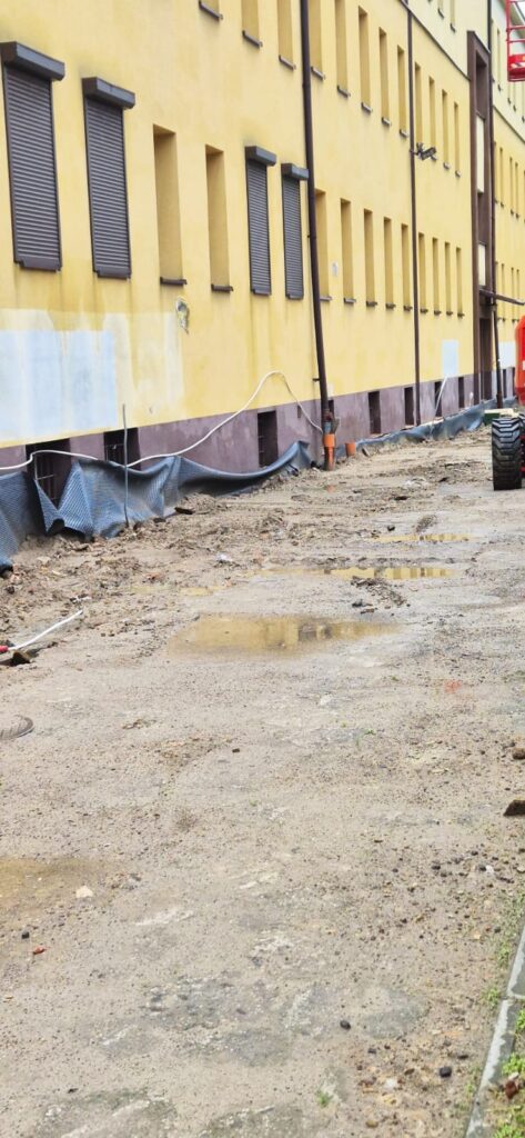 Projekt Katowice czyste powietrze termomodernizacja budynku ZS nr 2 CKZiU Prace wokol budynku odwadnianie czerwiec 2026 14