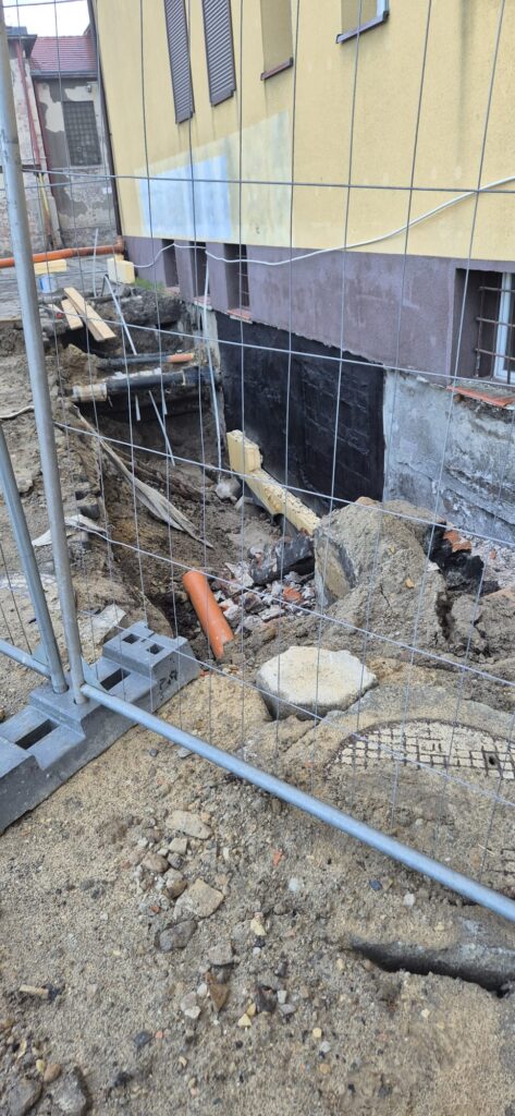 Projekt Katowice czyste powietrze termomodernizacja budynku ZS nr 2 CKZiU Prace wokol budynku odwadnianie czerwiec 2026 5