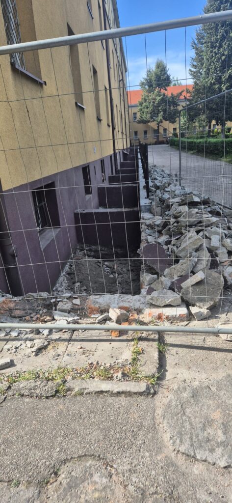Projekt Katowice czyste powietrze termomodernizacja budynku ZS nr 2 CKZiU Prace wokol budynku odwadnianie czerwiec 2026 8