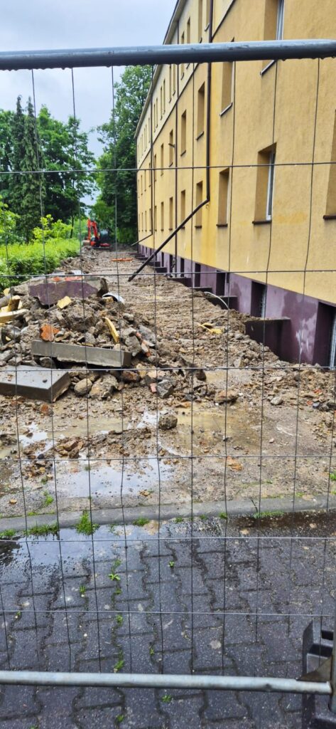 Projekt Katowice czyste powietrze termomodernizacja budynku ZS nr 2 CKZiU Prace wokol budynku odwadnianie czerwiec 2026 9